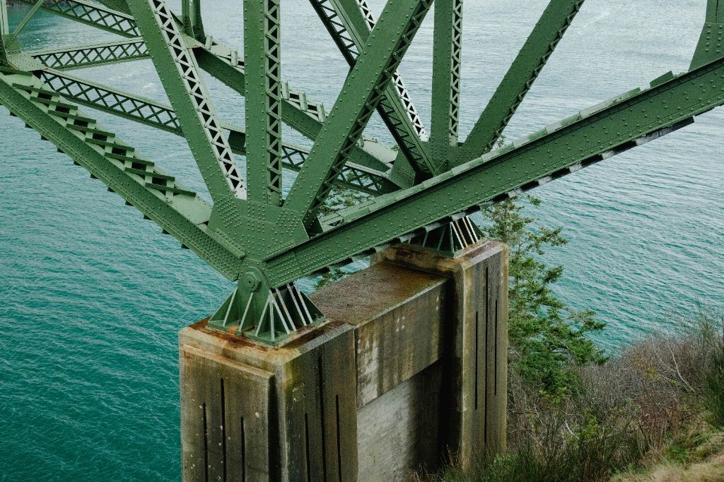 Moderne Industriebrücke als Symbol für technische Verbindungen und Projektmanagement